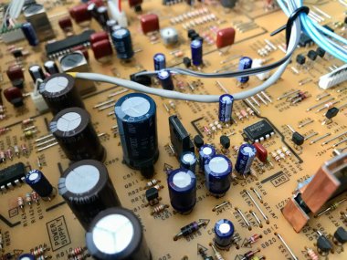 Yazdırılmış devre kartındaki elektronik bileşenler (pcb)