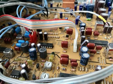 Yazdırılmış devre kartındaki elektronik bileşenler (pcb)