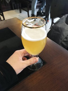 Adam havaalanı barında filtresiz bira içiyor.