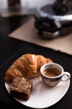 siyah kahve sabah kahve makinesi