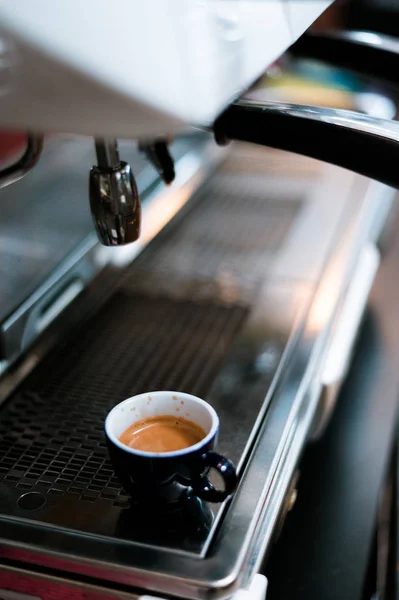 咖啡机上的黑咖啡早晨 — 图库照片