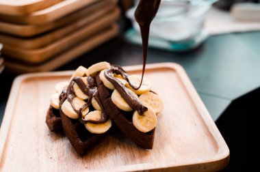 Ev yapımı çikolata muz serpilir ile waffle ve şeker.