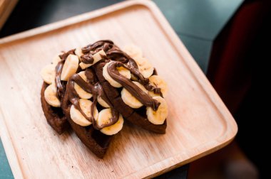 Ev yapımı çikolata muz serpilir ile waffle ve şeker.