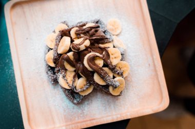 Ev yapımı çikolata muz serpilir ile waffle ve şeker.