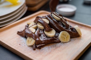 Ev yapımı çikolata muz serpilir ile waffle ve şeker.