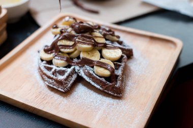 Ev yapımı çikolata muz serpilir ile waffle ve şeker.