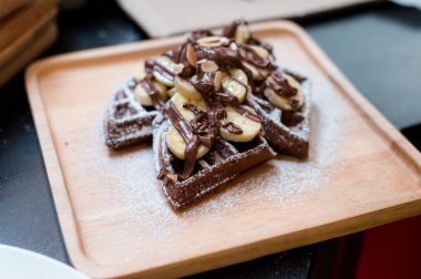 Ev yapımı çikolata muz serpilir ile waffle ve şeker.