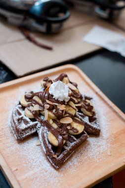 Ev yapımı çikolata muz serpilir ile waffle ve şeker.