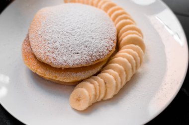 muz ve şeker ile ev yapımı gözleme.