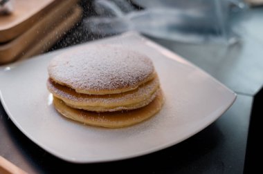 muz ve şeker ile ev yapımı gözleme.