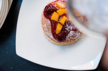 muz ve şeker ile ev yapımı gözleme.