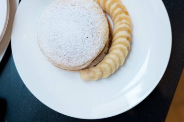 muz ve şeker ile ev yapımı gözleme.