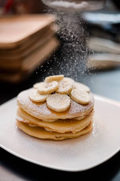 Hausgemachter Pfannkuchen Mit Bananen Und Zucker — Stockfoto
