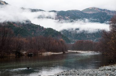 büyük sonbahar sezonu renkli yaprak ve güzel peyzaj kamikochi, Japonya