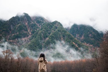 büyük sonbahar sezonu renkli yaprak ve güzel peyzaj kamikochi, Japonya