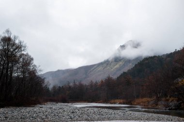 büyük sonbahar sezonu renkli yaprak ve güzel peyzaj kamikochi, Japonya