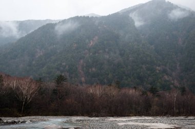 büyük sonbahar sezonu renkli yaprak ve güzel peyzaj kamikochi, Japonya