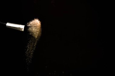 altın tozu sıçrama ve makyaj sanatçısı için fırça