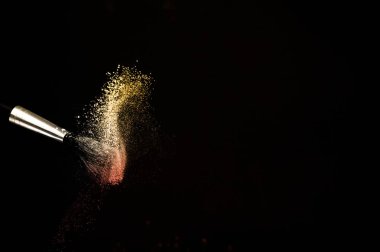 altın tozu sıçrama ve makyaj sanatçısı için fırça