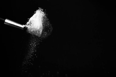 Beyaz kozmetik toz yayılıyor ile kozmetik fırça