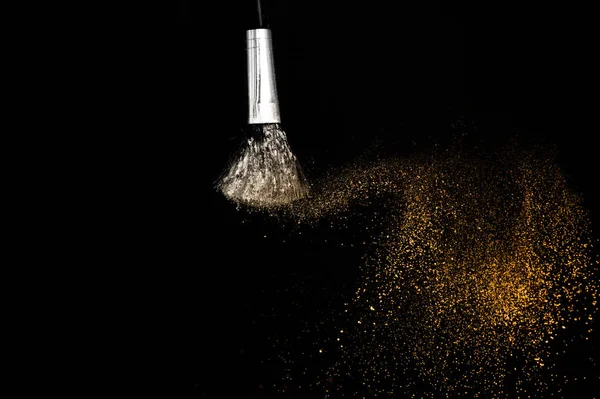 Golden powder splash and brush for makeup artist — Stock Photo, Image