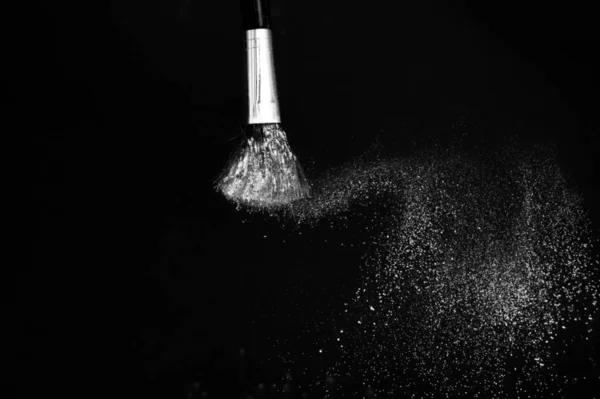 Beyaz kozmetik toz yayılıyor ile kozmetik fırça — Stok fotoğraf