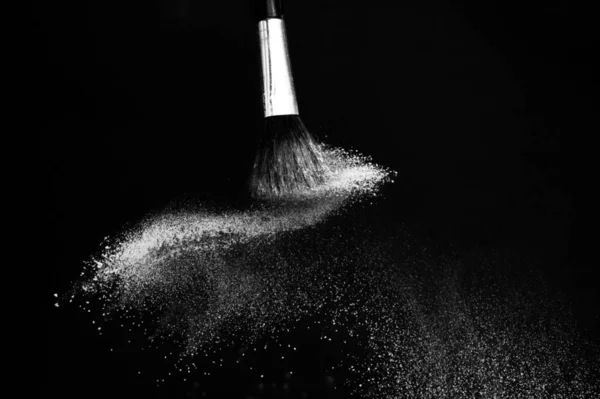 Beyaz kozmetik toz yayılıyor ile kozmetik fırça — Stok fotoğraf