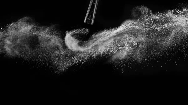 Escova cosmética com pó cosmético branco espalhando para maquiagem um — Fotografia de Stock