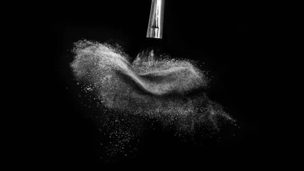 Makyaj için yayılan beyaz kozmetik tozlu makyaj fırçası... — Stok fotoğraf
