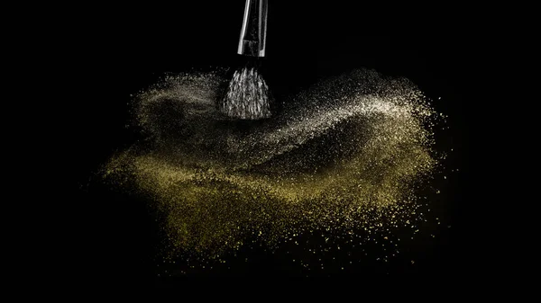 Altın kozmetik tozlu makyaj fırçası makyaj için yayılıyor. — Stok fotoğraf