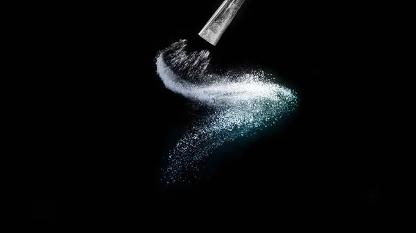 Mavi kozmetik tozlu makyaj fırçası makyaj için yayılıyor. — Stok fotoğraf