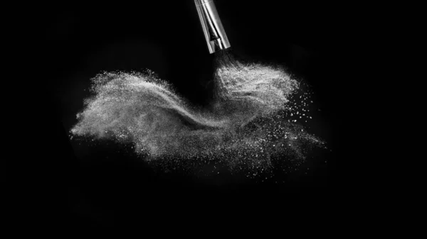 Makyaj için yayılan beyaz kozmetik tozlu makyaj fırçası... — Stok fotoğraf