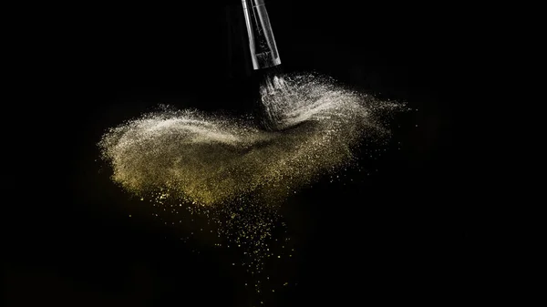 Makyaj sanatçısı veya güzellik blogu için altın tozu sıçratma ve fırçalama — Stok fotoğraf