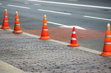 Zamansal sinyal göstergeleri veya bariyer ayarlanmış uyarı, hareket kısıtlaması için karayolu üzerinde onarım çalışmaları üretiminde