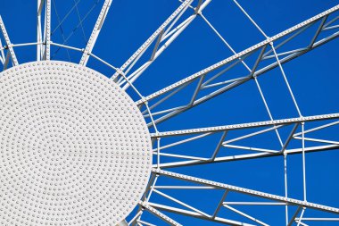 kiriş ve arka planı mavi gökyüzünün bir closeup büyük soyut metal konstrüksiyon tekerlek