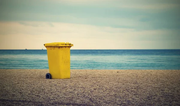 Contenitore Rifiuti Domestici Primo Piano Sulla Costa Sabbiosa Della Spiaggia — Foto Stock