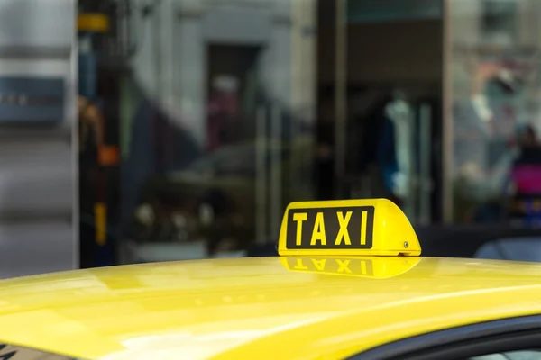 Fragmento Coche Amarillo Del Taxi Con Cartel Con Símbolo Primer — Foto de Stock