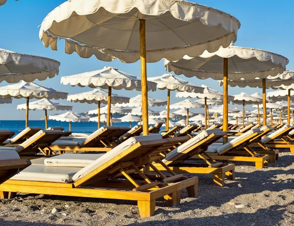 Большие Лежаки Зонтики Пляже Крупным Планом — стоковое фото