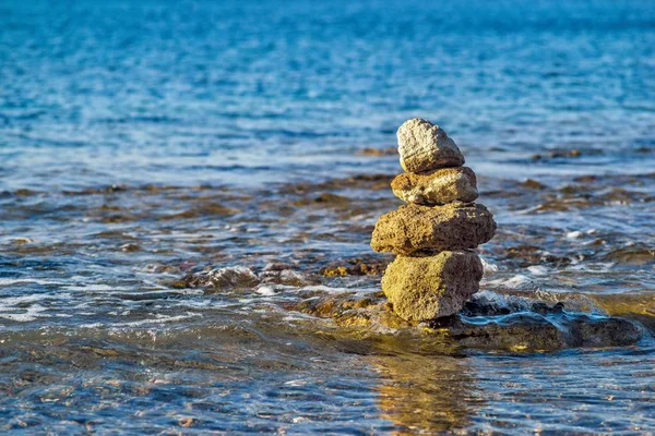 taşlar deniz suyu ve metin için boş bir alan üzerinden bir büyük piramit