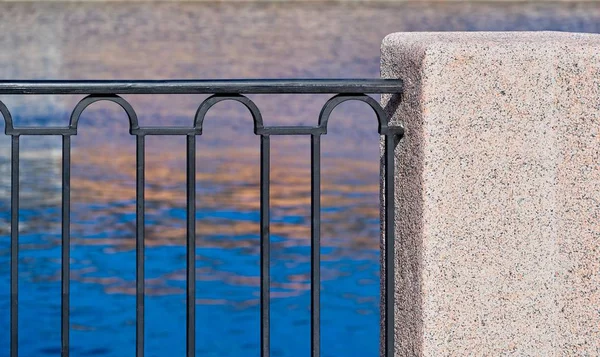 Aterro Fragmento Uma Cerca Ferro Com Uma Coluna Pedra Fechar — Fotografia de Stock