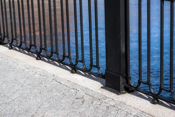 Embankment Fragment Iron Fence Background Water Closeup — Stock Photo, Image