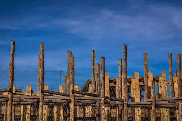 Disegno Astratto Grandi Colonne Legno Sullo Sfondo Del Cielo Nuvoloso — Foto Stock