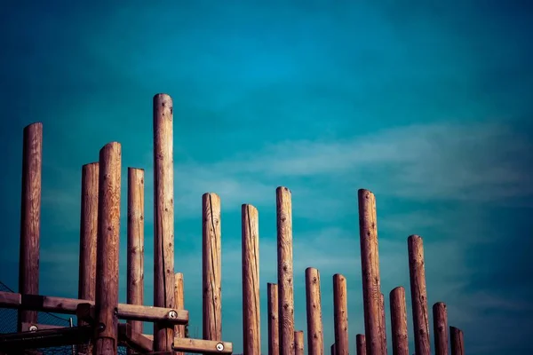 Diseño Abstracto Grandes Columnas Madera Sobre Fondo Del Cielo Nublado — Foto de Stock