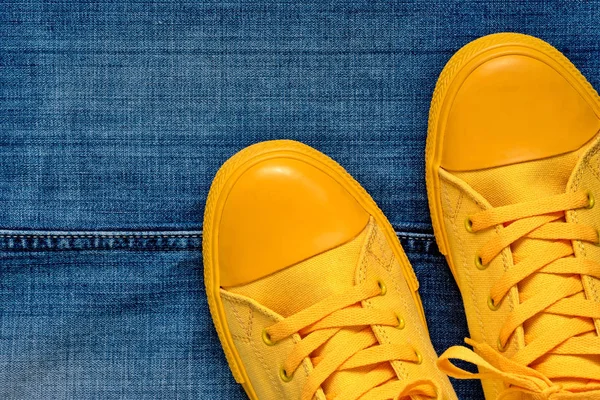 Нове Жовте Спортивне Взуття Шнурками Синьому Джинсовому Фоні Вишитою Лінією — стокове фото