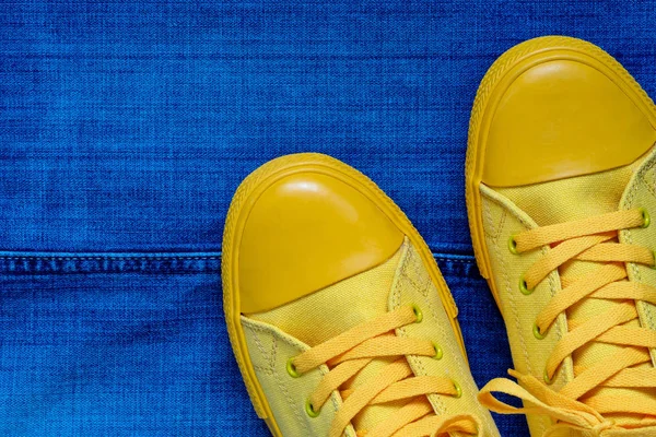 New Yellow Gym Shoes Laces Blue Jeans Background Stitched Line — Stock Photo, Image