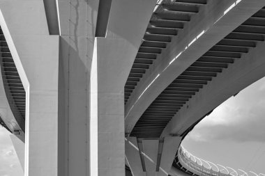 bir Mühendislik İnşaat parçası veya yapısı büyük otomobil köprü ve viyadük bir betonarme ile Mart ve portre destek