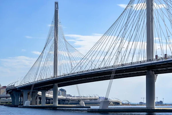 Die Große Moderne Schrägseilbrücke Über Den Fluss Oder Über Den — Stockfoto