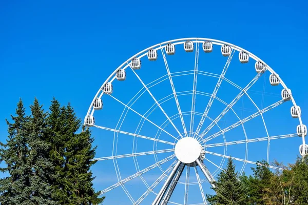 Bílé Velké Ruské Kolo Kabiny Pozadí Modré Oblohy Parku Atrakcí — Stock fotografie