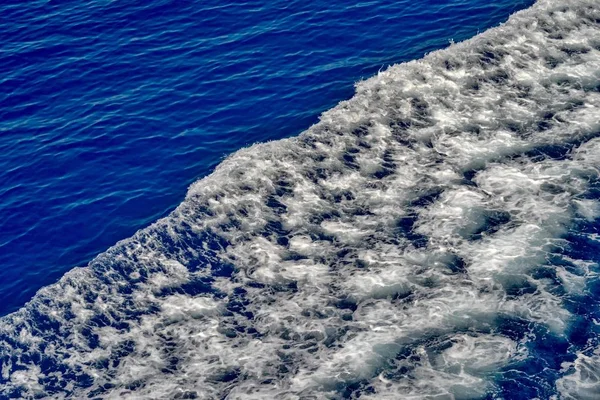 Textura Abstrata Espuma Branca Mar Sobre Fundo Azul Água Mar — Fotografia de Stock