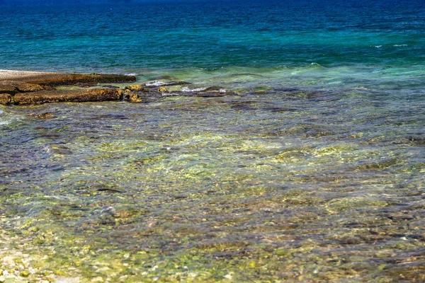 Meereslandschaft Eines Küstenabschnitts Mit Einem Steinigen Boden Nahaufnahme Für Einen — Stockfoto